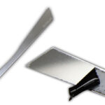 زه استیل جلو پنجره ساینا